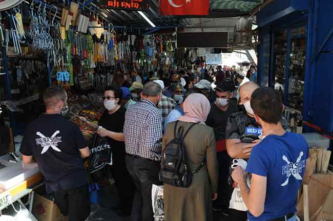 Bıçaklarını biletmeyi son güne bırakan vatandaşlardan Barış Tekin ise gördüğü kalabalık karşısında şaşırdığını belirterek,