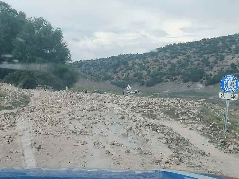 Sağanak yağmur ve dolu yağışının etkisi altına aldığı Alpu'da bayram sevinci vatandaşın kursağında kalırken, AFAD, Karayolları ve belediye ekiplerinin ilçe genelinde çalışmalarının devam ettiği öğrenildi. Karayollarında yaşanan sel vatandaşların cep telefonu kameraları ile kaydedildi.