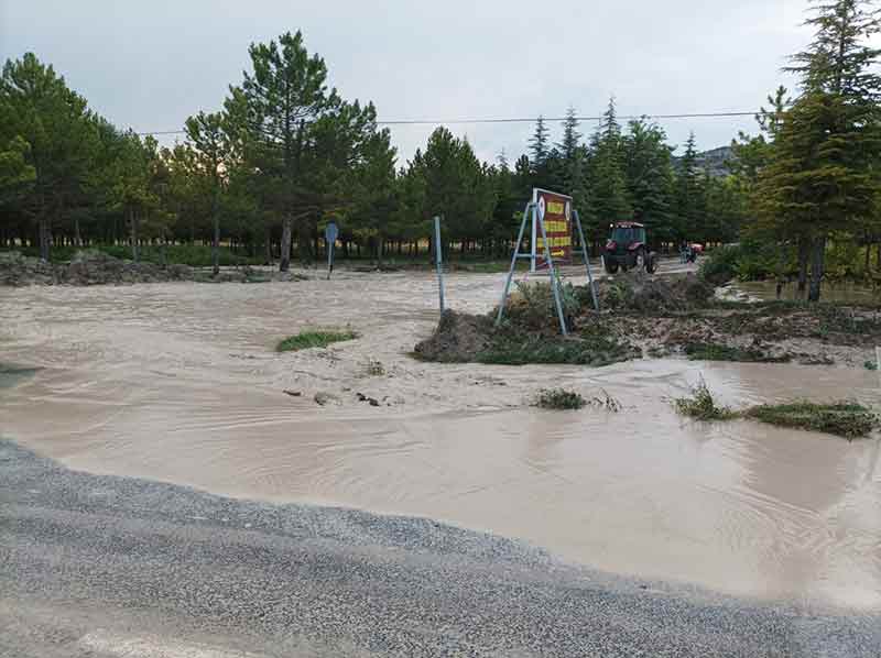 Eskişehir’in genelinde etkisini gösteren sağanak yağış sonucu Alpu ilçesinde hayat adeta durma noktasına geldi. Trafiğe kapanan bağlantı yolları ve bazı evlerde oluşan maddi hasar, vatandaşın bayram sevincini kursağında bıraktı.