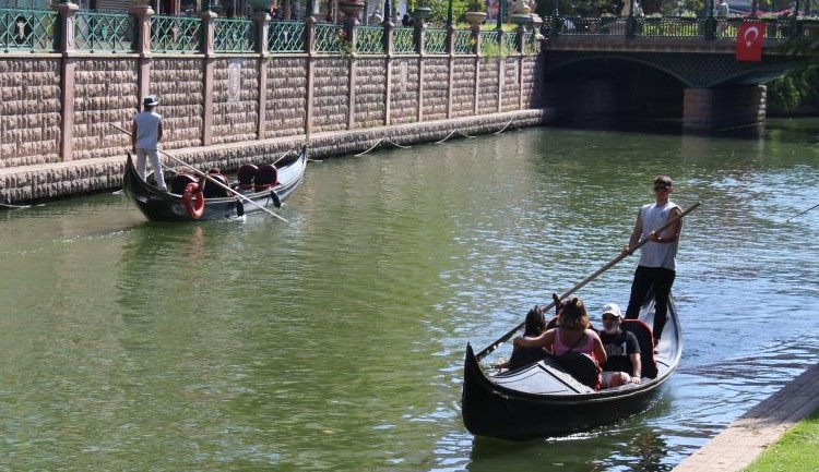  Gondol keyfi yapan vatandaşlar hava sıcaklığının 35 dereceye yaklaştığı tatil gününde hoş vakit geçirdiler. 