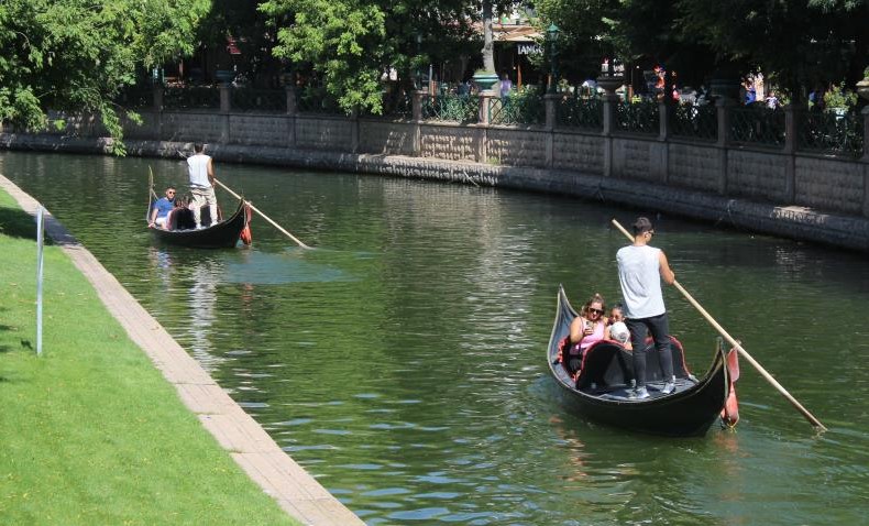 Gondoldaki genç yaşlı birçok vatandaş bir yandan seyahatlerine devam ederken diğer yandan da cep telefonlarıyla fotoğraf çekilerek o anları ölümsüzleştirdi.