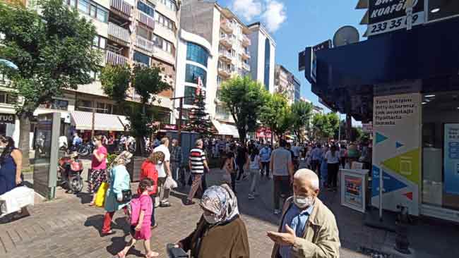 Çoğunluğun bayram alışverişine çıktığı günde, bazı vatandaşların adeta korona virüs salgını yokmuşçasına maske takmadığı ve sosyal mesafeye dikkat etmediği gözlendi. 