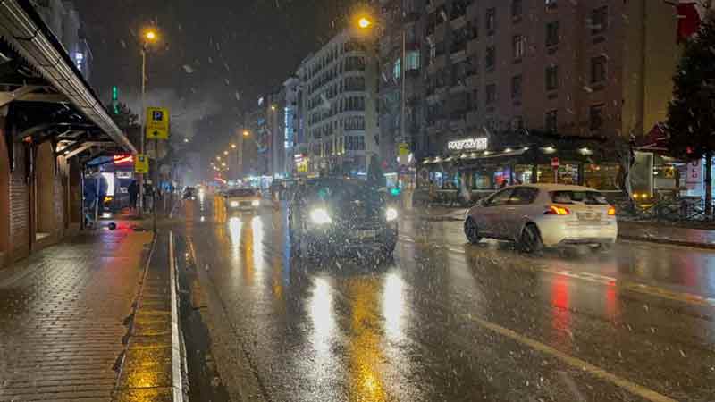 Kuvvetli fırtınayla birleşen kar yağışı görüş mesafesini zaman zaman düşürürken, trafikteki sürücülere zor anlar yaşattı.