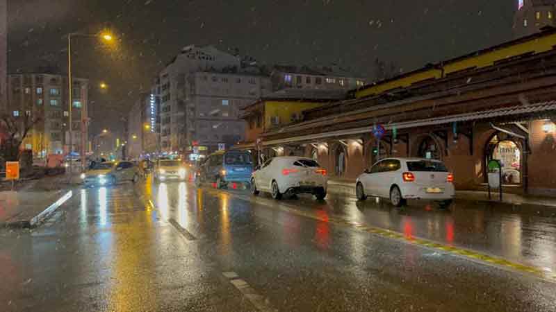 Kar yağışının gece boyu devam edeceği tahmin ediliyor.