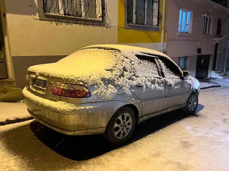 Meteoroloji 3. Bölge Müdürlüğü tarafından yapılan uyarıların ardından bugün akşam saatlerinden itibaren Eskişehir’de kar yağışı tekrar etkisini gösterdi.