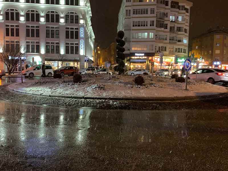 Meteoroloji 3. Bölge Müdürlüğü tarafından yapılan uyarıların ardından bugün akşam saatlerinden itibaren Eskişehir’de kar yağışı tekrar etkisini gösterdi.