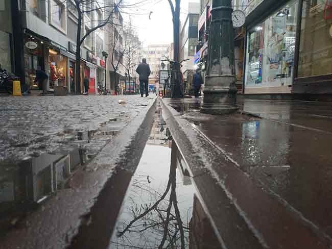 Dükkanlarını açan bazı esnafların ise kendi imkanlarıyla kaldırımdaki suları temizlemesi göze çarptı.