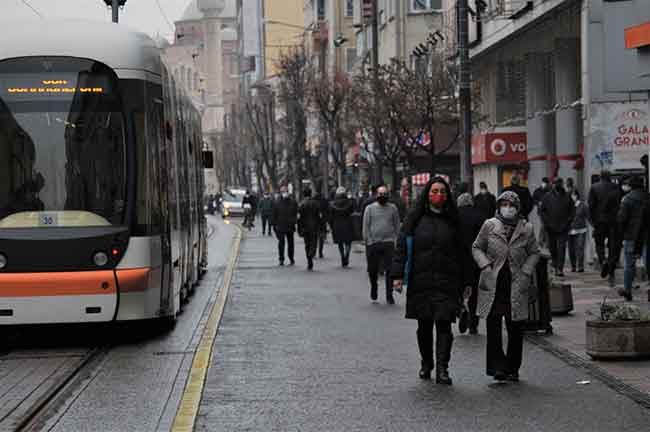 Eskişehir kent merkezinde gece saatlerinde başlayan yağmur sabah da etkisini sürdürürken, yağmura hazırlıksız yakalanan vatandaşlar zor anlar yaşadı.