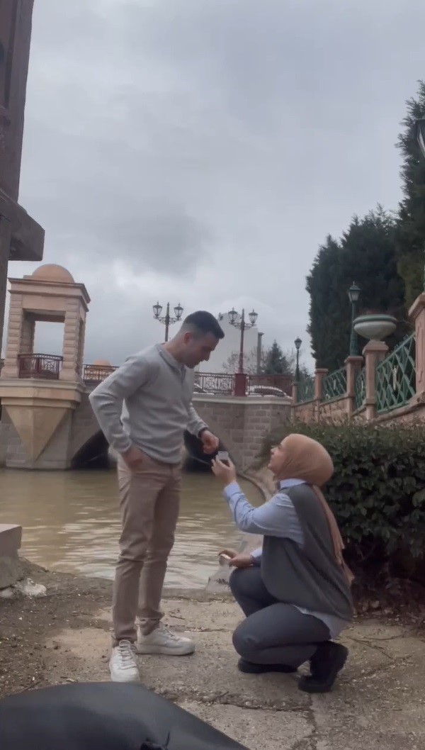 Eskişehir’de fotoğraf çekinme bahanesiyle erkek arkadaşını Porsuk Çayı kenarına davet eden Sena Özer, diz çöküp harçlıklarıyla aldığı yüzükle evlilik teklifi etti.
Eskişehir’de yaşayan 20 yaşındaki üniversite öğrencisi Sena Özer, uzun süredir erkek arkadaşı olan 25 yaşındaki Yahya Kar’a sıra dışı bir sürpriz hazırladı. Güzel havayı fırsat bilen ve dışarda gezmeye çıkan çift, fotoğraf çekinmek için Porsuk Çayı’nın kenarında duraksadı. Sena Özer, cep telefonun kamerasını bir yere sabitleyip video kaydını açtıktan sonra, erkek arkadaşının yanına giderek, “Yahya sana bir şey söyleyeceğim” dedi.
"AŞKIM BENİMLE EVLENİR MİSİN?"
Daha sonra diz çöken Sena Özer, harçlıklarıyla biriktirerek aldığı yüzüğü çıkararak, “Aşkım benimle evlenir misin", "Çocuklarımın babası olmaya bir ömür var mısın” ifadelerini kullandı.
Kendisinin ileri tarihlerde planladığı teklifi, kız arkadaşından duyan Kar, önce oldukça şaşırsa da “Evet” dedi.
