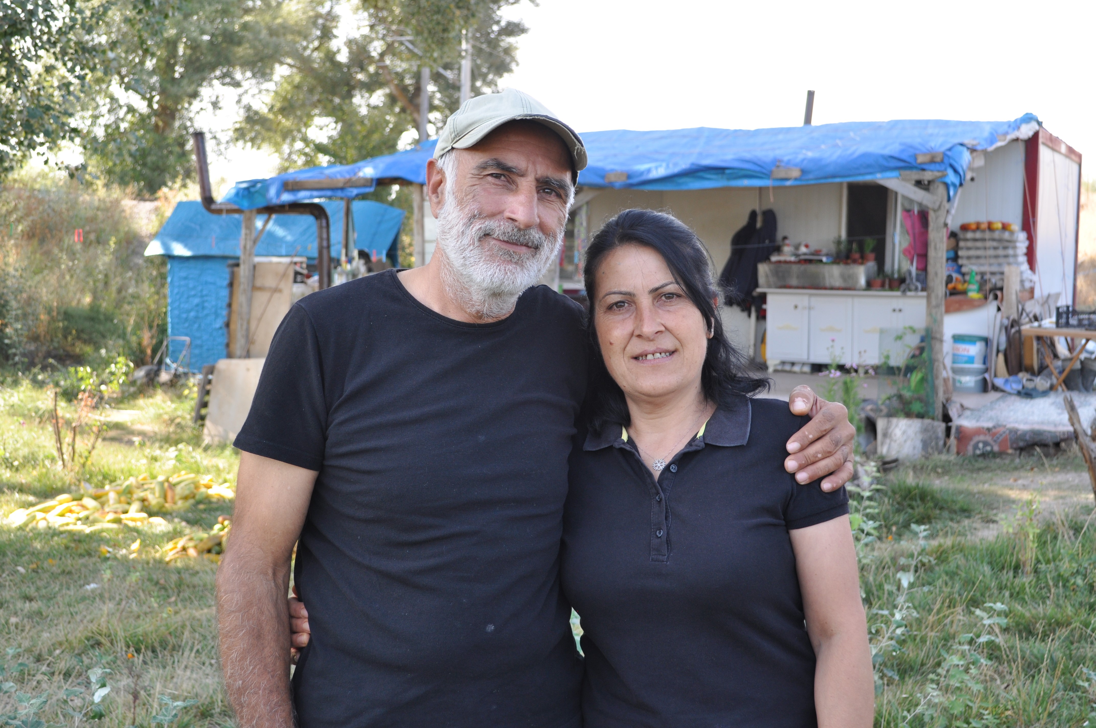 Rıza Demiralay’ın eşi Satı Demiralay ise, “Sabahleyin kalktığımızda eşim çayı demliyor, kahvaltı hazırlıyor. Dışarıdaki kuzineyi yakıyor. Kahvaltımızı yaptıktan sonra bahçeye geçiyoruz. Toplanacakları topluyoruz, sulanacakları suluyoruz, kurutulacakları kurutuyoruz. Fasulye, patlıcan ve biber kurutuyoruz. Çamaşırı kendi elimizde yıkıyoruz. Ben yıkıyorum, eşim duruluyor. Bulaşığı da aynı şekilde yapıyoruz. Burada düğme ile bir şey yok. Yani sadece bahçe doğal değil, biz kendimiz de doğalız. Her şeyi elimizle, gücümüzle yapıyoruz. Her şeyi paylaşıyoruz. Biz geçimimizi takaslarla sağlıyoruz. O yüzden de güncel fiyatlardan haberimiz yok. Burada yaşadığın zaman dışarıdan bir şey almana gerek kalmıyor, çünkü kendi ürettiğin doğal sebzeler ve meyveler var. O yüzden eşimle birlikte onları tüketiyoruz” şeklinde konuştu.