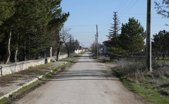 Eskişehir'in Çifteler ilçesine bağlı kırsal Abbashalimpaşa Mahallesi, evleri ve yollarının kuş bakışı görünümünde dikdörtgen ve kare biçimindeki bloklardan oluşan nizami yerleşim yapısıyla Barselona'nın şehir yapılanmasına benzetildi. İşte Eskişehir'in Barselona'ya benzetilen mahallesi...
