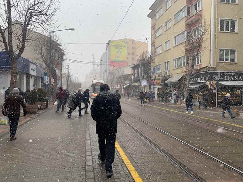 Eskişehir’de öğleden sonra rüzgârla birlikte aniden bastıran yoğun kar yağışı, vatandaşlar arasında şaşkınlıkla karşılanırken, kent merkezinde ilginç görüntüler oluştu.