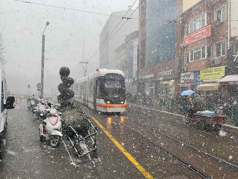 Eskişehir’de öğleden sonra rüzgârla birlikte aniden bastıran yoğun kar yağışı, vatandaşlar arasında şaşkınlıkla karşılanırken, kent merkezinde ilginç görüntüler oluştu.