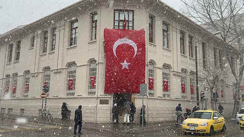 Yaklaşık olarak 10 dakika süren kar yağışında tüm şehir beyaza büründü. 