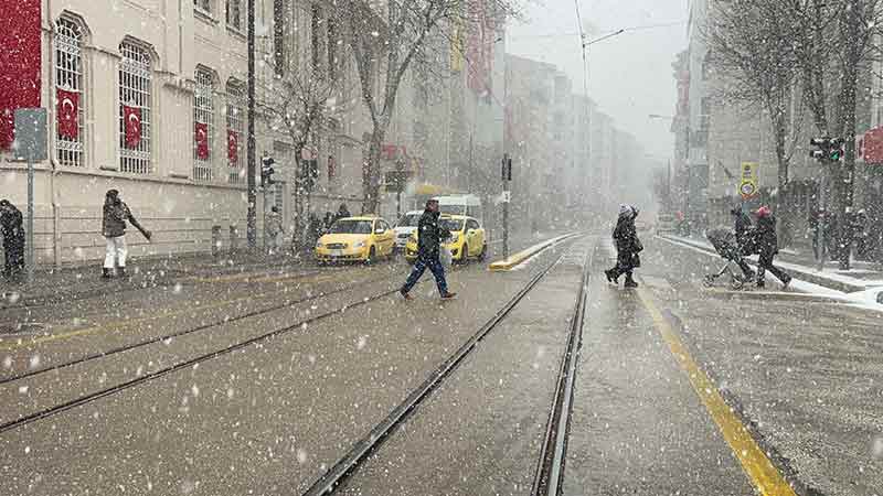 Kar yağışının son bulmasıyla Eskişehirliler tekrar güneşin tadını çıkardı.