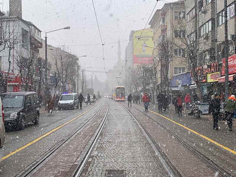 Eskişehir’de öğleden sonra rüzgârla birlikte aniden bastıran yoğun kar yağışı, vatandaşlar arasında şaşkınlıkla karşılanırken, kent merkezinde ilginç görüntüler oluştu.