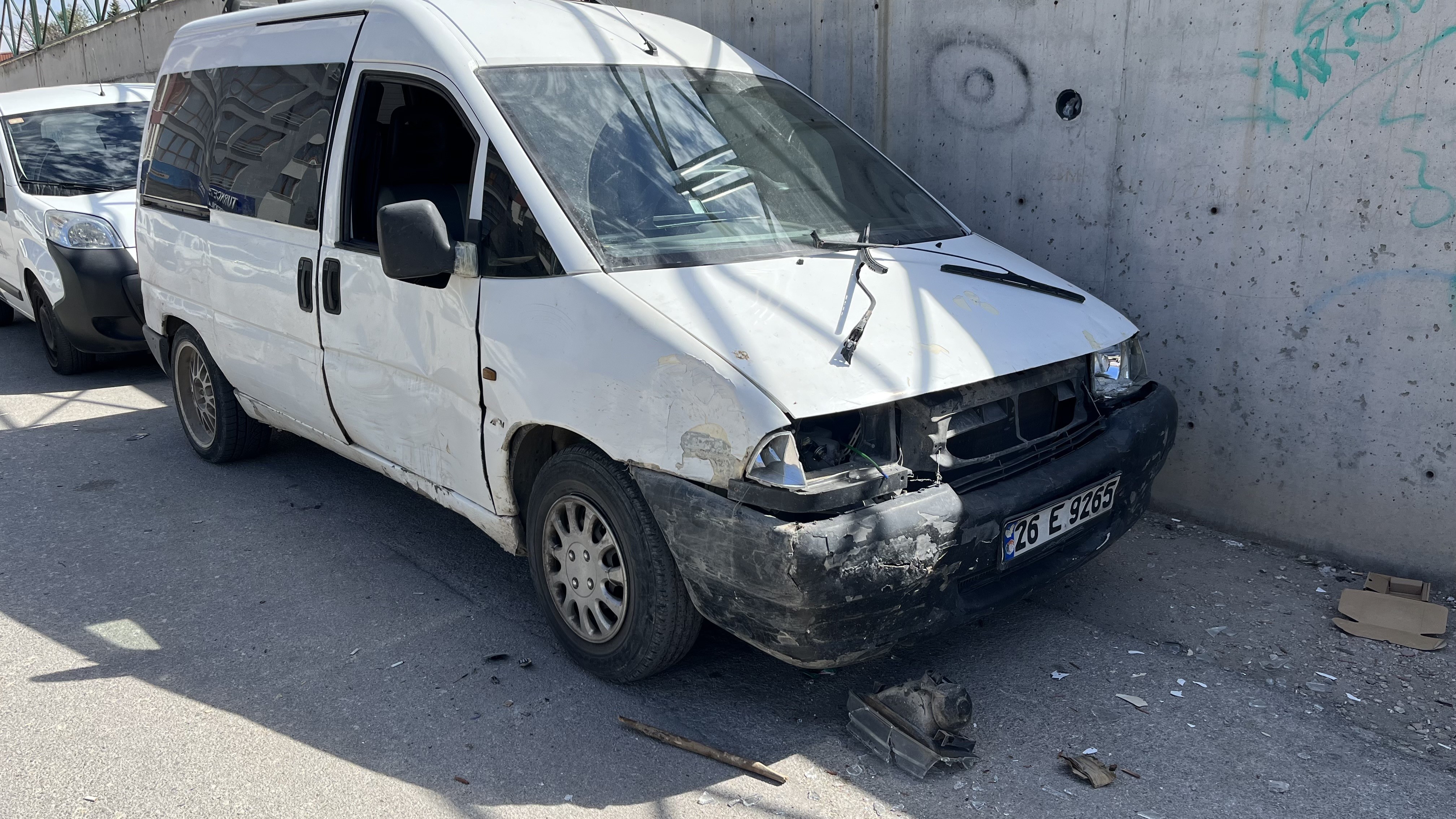 Olay, Akarbaşı Mahallesi Yaylalı Sokak’ta meydana geldi. İddialara göre, bir kadın eline aldığı sopa ile sinirlendiği eski eşine ait araca zarar verdi.