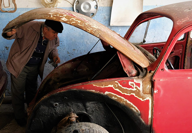 ... Ben bu araçların daha çok motorlarını ve yürüyen aksamlarını tamir ediyorum. Çocukluğumuzdan bu yana vosvos ustası oldum. Bunlar susuz motorla çalıştıkları için biraz daha farklı araçlar...