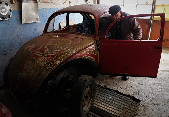 ...Biz de çırak olarak çalışmaya başladığımızda ilk bu arabalarla tanıştık. Şimdi de tamir etmeye devam ediyoruz. Volkswagenlere etrafta bakan kalmadı, bir tek ustam kalmıştı o da geçenlerde bıraktı. Ben tek kaldım buralarda" diye konuştu.