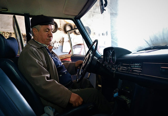  Eskişehir’de 45 yıldır klasik otomobil tamiri yapan Mustafa Özmen, 1950 ve 1960’lı yıllardan kalma yıpranmış otomobilleri ilk günkü ihtişamlı hallerine geri döndürüyor.