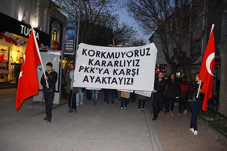 Eskişehir’de, son dönemlerde artan terör olayları ve Ankara’da yaşanan patlama olayları nedeniyle “Teröre karşı birlik yürüyüşü” gerçekleştirildi. 