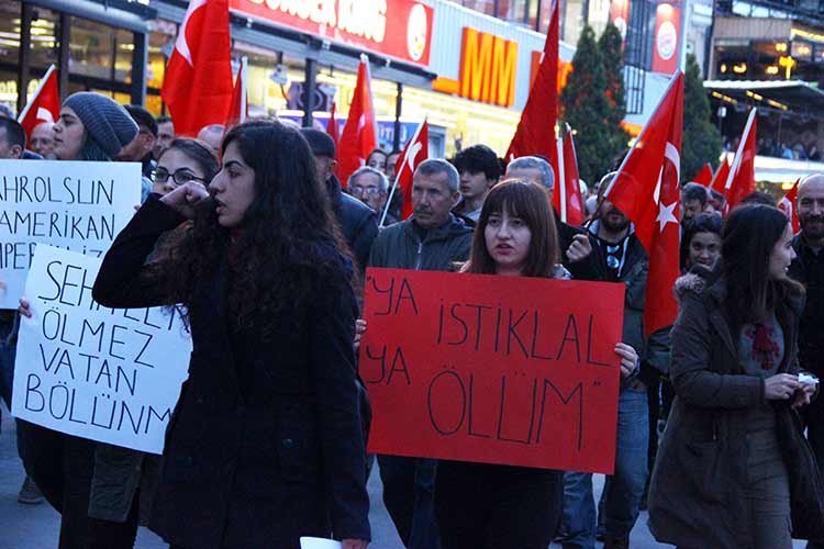 Eskişehir’de, son dönemlerde artan terör olayları ve Ankara’da yaşanan patlama olayları nedeniyle “Teröre karşı birlik yürüyüşü” gerçekleştirildi. 