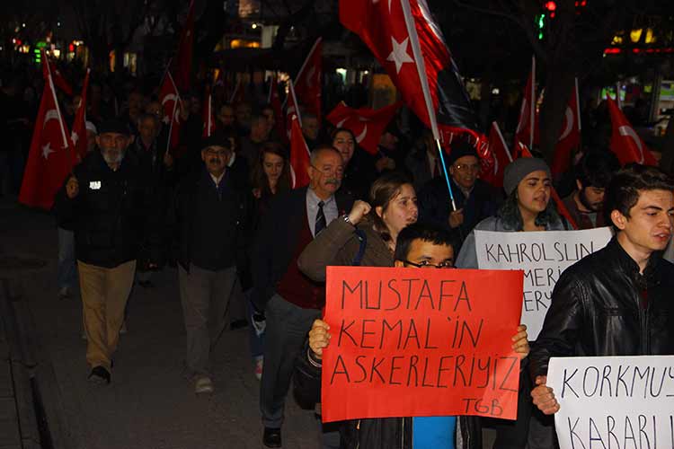 Eskişehir’de, son dönemlerde artan terör olayları ve Ankara’da yaşanan patlama olayları nedeniyle “Teröre karşı birlik yürüyüşü” gerçekleştirildi. 