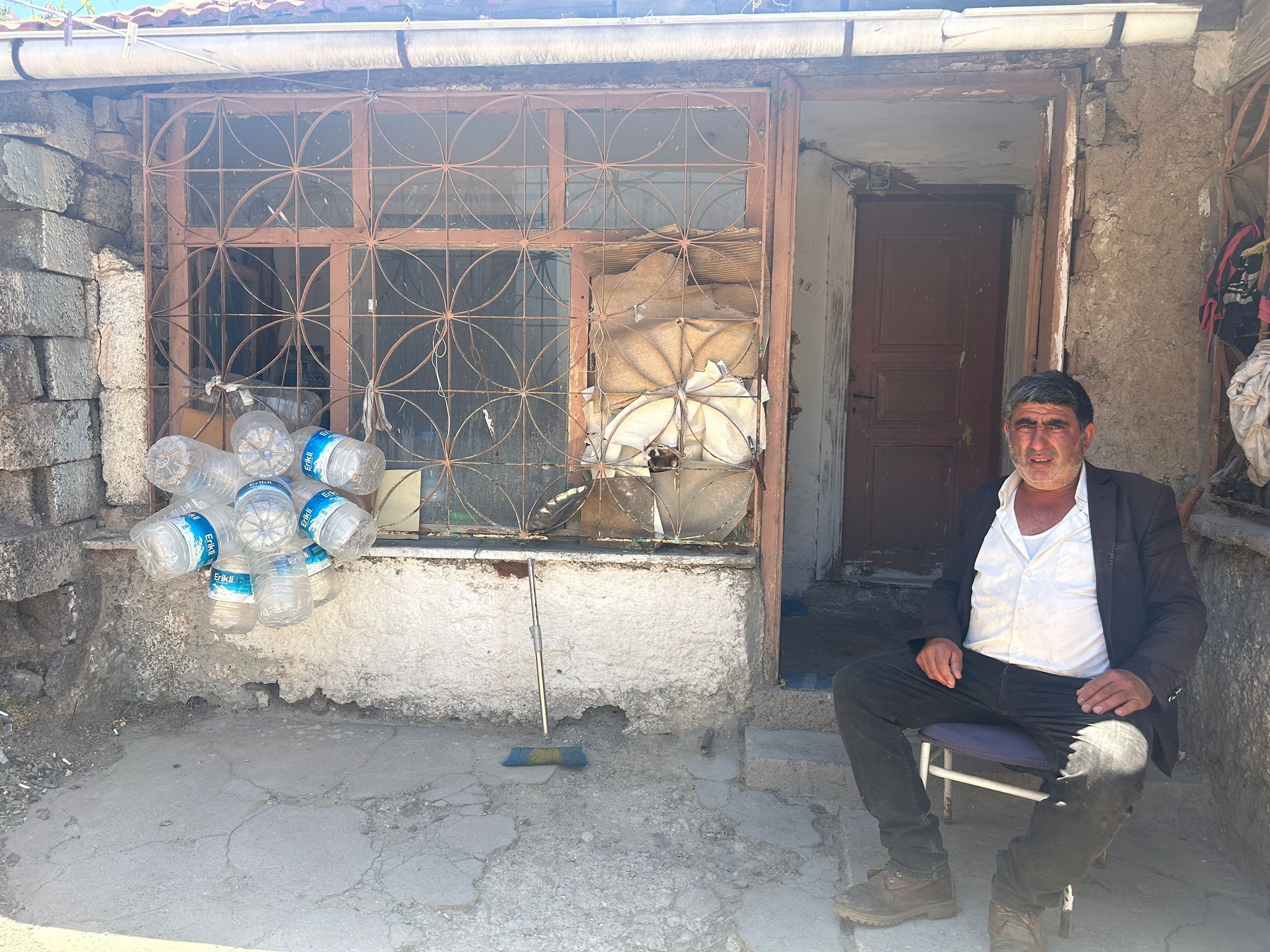 Karpuz sözlerinin devamında ise şu ifadelere yer verdi: "Orada yukarıda cami var. Oradan bidonlarla taşıyıp getiriyoruz. Suyu zamanında kesmişler yani. Kışın biraz soğuk oluyor ama idare ediyoruz, Allah razı olsun konu komşu kömür ve odun alıyor. Ondan ısınıp idare ediyoruz. Keşke evlenseydim, çoluğa çocuğa karışsaydık, evlenemedik yani. Duşumu da bidonlarla alıyorum. Aynı köylerde gibi su ihtiyacımı karşılıyorum. Kışın bidondaki su donuyor. Soba yakıyoruz da güğüm var orada. Güğümde suyu ısıtıp sıcak suyla duş alıyorum.” 