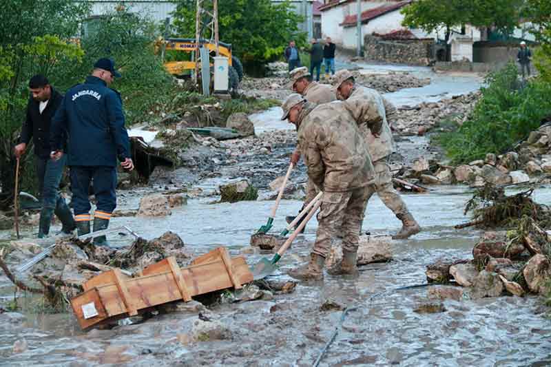 Su baskınından etkilenen bölgelerde AFAD, İl Jandarma Komutanlığı Komando Birliği, belediye ve arama kurtarma ekipleri çalışma yaptı. Kaymakam Yeşim Altın, Seyitgazi Belediye Başkanı Uğur Tepe ve AFAD İl Müdürü Recep Bayar da incelemelerde bulundu. Kaymakam Yeşim Altın, Seyitgazi Belediye Başkanı Uğur Tepe ve AFAD İl Müdürü Recep Bayar da incelemelerde bulundu.     