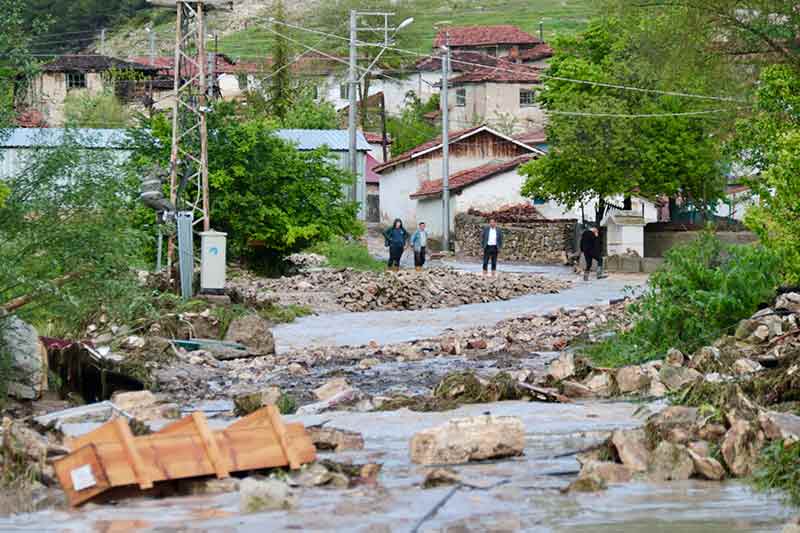 Tepe vatandaşların tedbirli olmasını söyleyerek, “ Yine hayvan teleflerinde de mal canın yongasıdır, vatandaşlarımızın tedbirli olmasını, özellikle dışarıda sürü otlatan hemşerilerimize de duyuruda bulunmak istiyorum. Mahallerinden uzaklaşmamalarını ve derelerden karşıya geçmemelerini öneriyorum. 1 kişi de olsa 10 kişi de olsa bizim için çok önemli. Mahsur kalan vatandaşlarımızın kurtarılmasıyla alakalı bütün ekiplerimiz iş makinelerimizle birlikte çalışıyoruz” dedi.