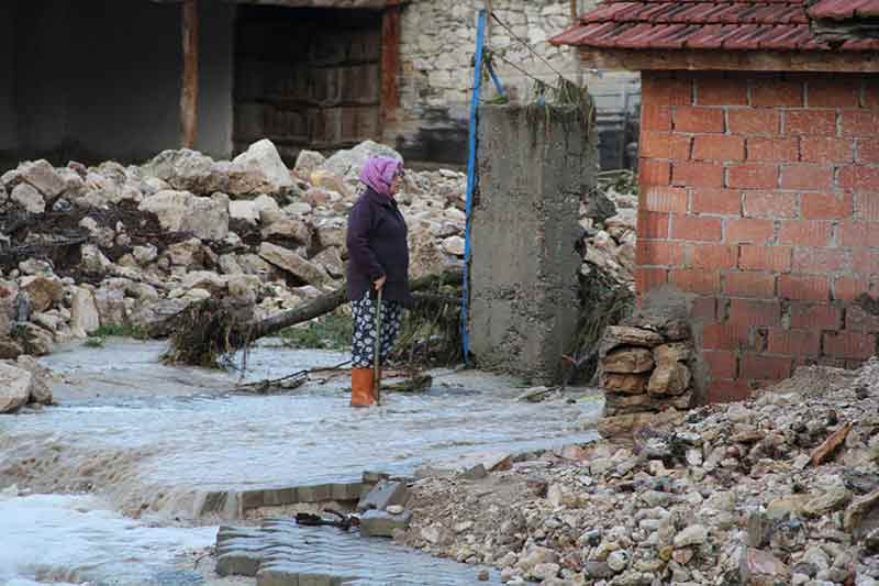 Eskişehir’in Seyitgazi ilçesinde aşırı yağışlar nedeniyle sel meydana gelirken, kullanılmayan 3 ev yıkıldı ve yaklaşık 10 bin dekar tarım arazisi zarar gördü.