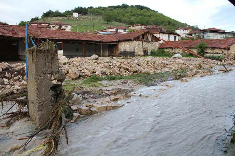 İlçeye bağlı Yarbasan, Çatören, Şükranlı, Sancar ve Sarıcailyas mahallelerinde yoğun sağanak yağış nedeniyle sel meydana geldi. 