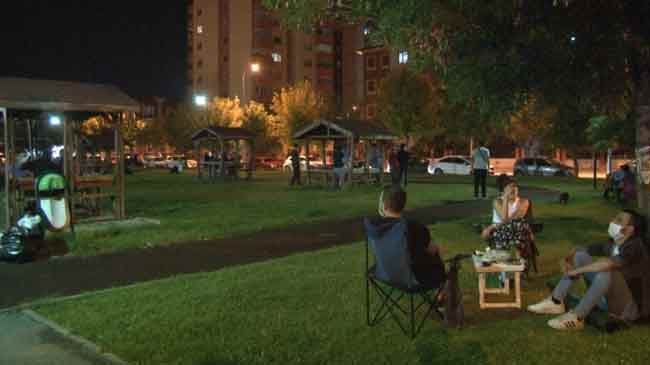 Eskişehir’de, polis ve Ulusal Medikal Kurtarma Ekibi (UMKE) tarafından korona virüs (Covid-19) tedbirleri kapsamında, hastalığın bulaş riskini azaltmak amacıyla vatandaşların yoğun olarak kullandığı parklardaki denetimlere ara verilmeden devam ediliyor.