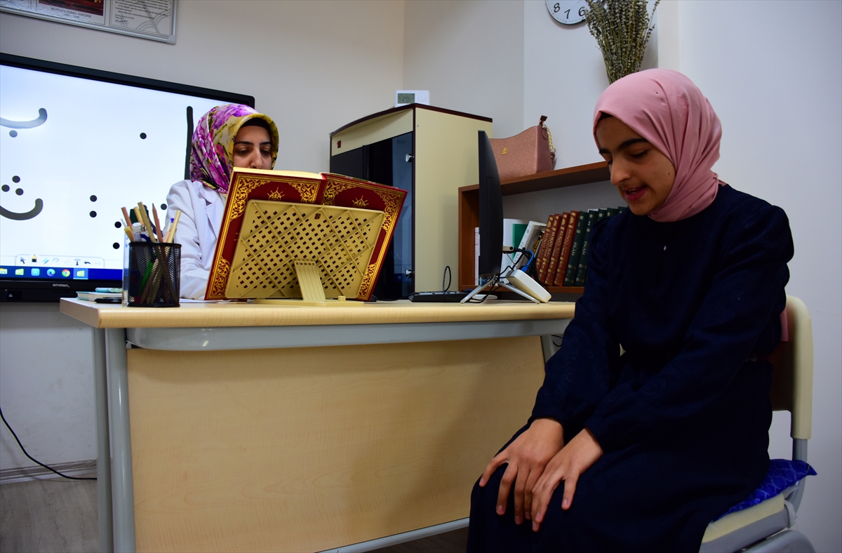 "Gelenler memnun kalıyor"  Caminin imam hatibi Yüksel Karaca da özel gereksinimli bireylere ellerinden geldiğince yardımcı olduklarını dile getirdi.  Ortopedik, işitme ve görme engellilerin ibadetlerini en güzel şekilde yapabilmelerini sağladıklarını aktaran Karaca, "Camimizde işitme engellilere yönelik 'indüksiyon döngü' sistemi var. Böylece vaazları ve hutbeleri daha rahat duyabiliyorlar. Minaremizdeki ışıklar, işitme engelliler için ezan vakitlerinde yanıp sönüyor. Minberimiz de engelli vatandaşlar için tasarlandı. Gelenler memnun kalıyorlar." diye konuştu.  Görme engellilere eğitim veren Kur'an kursu öğreticisi Sema Çetinkaya, derslerine Braille alfabesini kodlayarak başladıklarını bildirdi.