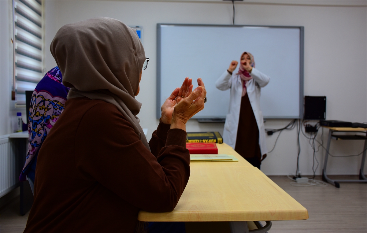 Ardından Kur'an-ı Kerim eğitimine geçtiklerini kaydeden Çetinkaya, şunları anlattı:  "Birçok görme engelliye hem Braille hem de Kur'an-ı Kerim eğitimi verdik. Öncelikle kursiyerin psikolojik durumunu anlamaya çalışıyorum. Kendimizi sevdirdikten sonra dini anlamda yükümlü olduklarını anlatıyoruz. Daha sonra Kur'an eğitimine geçiyoruz. Bu süreç öğrenciye göre 1 yıl ila 3 hafta arasında değişiyor. Haftada 2 gün, 9 öğrenciye yüz yüze eğitim veriyorum. Kursumuza katılmak için en az yüzde 40 işitme veya görme engelli olmanız gerekiyor. Kursiyerler Türkçe Braille de öğrendikleri için günlük hayatlarını daha rahat sürdürebiliyorlar."