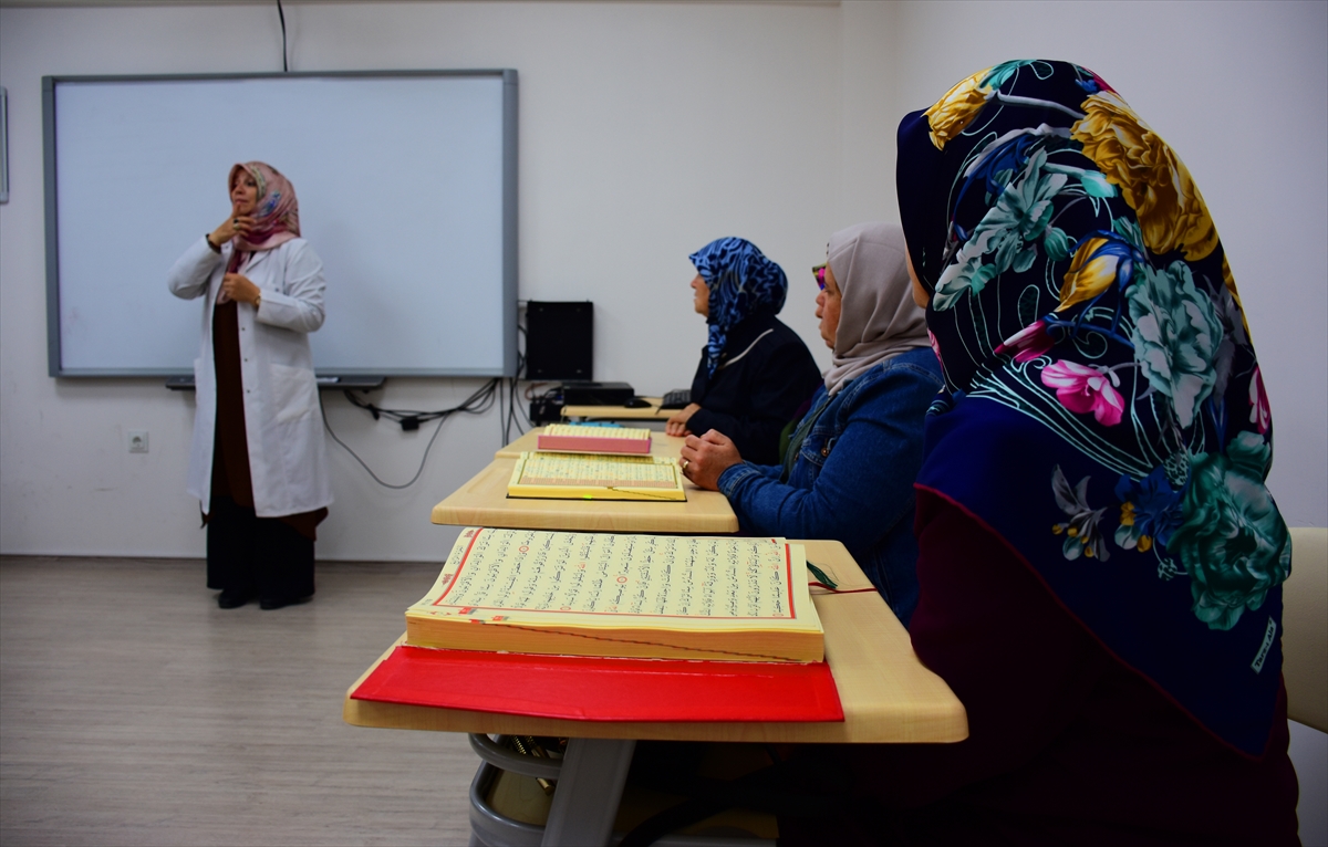 İşitme engellilerin eğitmeni Saliha Özkan, kursiyerlere Kur'an-ı Kerim'i işaret dilindeki harflerle öğrettiklerini, namaz, oruç gibi bilgileri de elinden geldiğince anlattığını belirtti.  Görme ve işitme engelli Aylin Demirtaş ile Sevil Arabacı da kursta diğer özel gereksinimli bireylerle kaynaştıklarını, eğitimlerine devam etmek istediklerini anlattı.