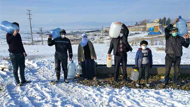 Korona virüsün yaşandığı bu günlerde suları olmadığı için temizlikten yana dert yanan Ceylan Akkaya da şunları söylüyor: