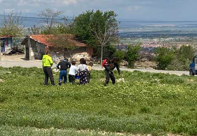 Eskişehir’de küçük yaşta olan bazı çocukların yasağa aldırış etmeden dolaşması dikkat çekti.