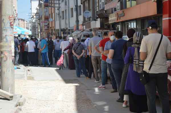 7’den 70’e her yaştan insanın bulunduğu kuyruğun gün içinde daha da kalabalık olacağı bekleniyor.