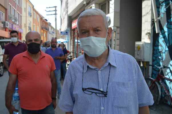 Baklava kuyruğunda 1 saattir beklediğini söyleyen Ayhan Tekin, “Baklava çok kaliteli ve uygun olduğu için herkes buraya geliyor. Bayram olmadığı günlerde de böyle yoğunluk oluyor. Ben bir saattir bekliyorum. Bir tepsi baklava alacağım” diye konuştu.