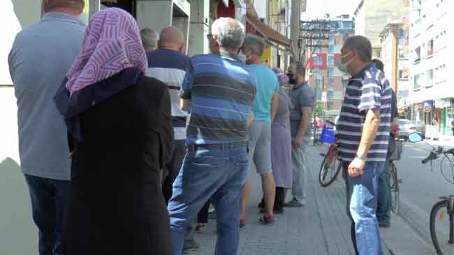 Ramazan Bayramı öncesi kalabalığın daha fazla olduğunu söyleyen Hafize Şentarla, buranın baklavanın fiyatının ve tadının iyi olduğu için tüm zorluklara rağmen beklediğini şu sözlerle anlattı: “Tadı güzel olduğu için devamlı alıyoruz. Her bayram öncesi böyle oluyor. Yaklaşık 1 saattir buradayız. 5 kilogram civarı baklava almayı düşünüyorum. Ramazan’da daha çok kalabalık oluyor. Bu sokak sonuna kadar doluyor. Tadından dolayı bu sırayı beklemek değiyor. Biraz da cebimizi düşünüyoruz açıkçası.”