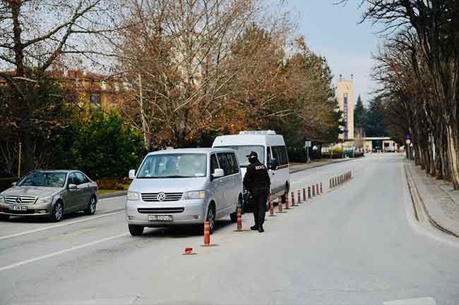 Eskişehir ve tüm Türkiye'de uygulanan koronavirüs (covid-19) önlemleri kapsamında, 4 günlük sokağa çıkma kısıtlamasının son gününün sabahında Eskişehir'de sessizlik hakim. Ajansların çektiği fotoğraflar ise hafızalarda uzun süre yer edecek cinsten...