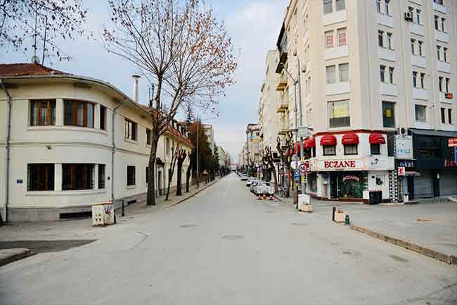 Eskişehir ve tüm Türkiye'de uygulanan koronavirüs (covid-19) önlemleri kapsamında, 4 günlük sokağa çıkma kısıtlamasının son gününün sabahında Eskişehir'de sessizlik hakim. Ajansların çektiği fotoğraflar ise hafızalarda uzun süre yer edecek cinsten...