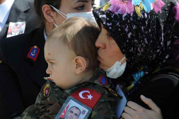 Van’ın Çatak ilçesi kırsalında teröristlerle girilen çatışmada şehit olan askerlerden evli ve 1 çocuk babası olan Jandarma Uzman çavuş Yusuf Uyar (30) son yolculuğuna Eskişehir’de gözyaşları içinde uğurlandı.