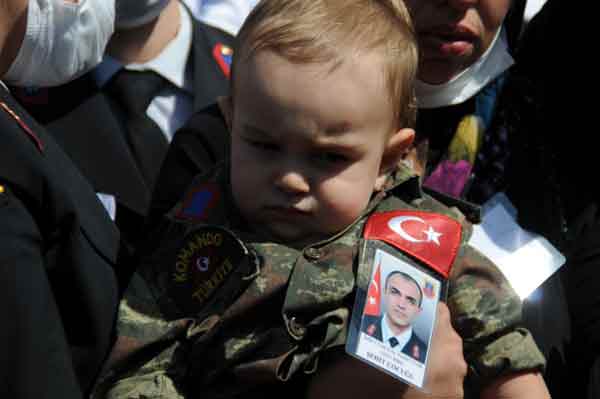 Oğullarını askerlerin kollarında karşılayan baba Sabri Uyar ile anne Hatice Uyar, oğullarını evin önünden cenaze namazına uğurladı. Burada helallik alınma sırasında Şehit Uyar’ın eşi Pınar Uyar, oğlunu havaya kaldırarak, dik durması ve eşine böyle veda etmesi herkesi duygulandırdı.