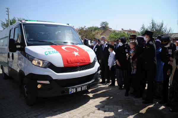 Van’ın Çatak ilçesi kırsalında teröristlerle girilen çatışmada şehit olan askerlerden evli ve 1 çocuk babası olan Jandarma Uzman çavuş Yusuf Uyar (30) son yolculuğuna Eskişehir’de gözyaşları içinde uğurlandı.