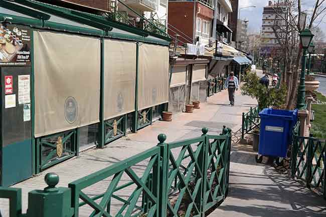 Eskişehir’in işlek caddesi Adalar’da bulunan bütün kafelerin kapalı olduğu görüldü. Gel-al servisi yapanlar hariç kapalı kalan kafeler, Adalar’daki insan sayısını da düşürdü. Caddedeki normal zamandaki kalabalık görüntüye kıyasla fark edilen boşluk göze çarptı.