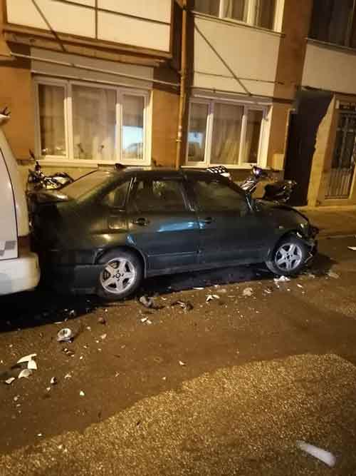 Bu arada kaçan sürücünün aynı sokakta park halinde bulunan bir otomobile daha çarptığı öğrenildi.