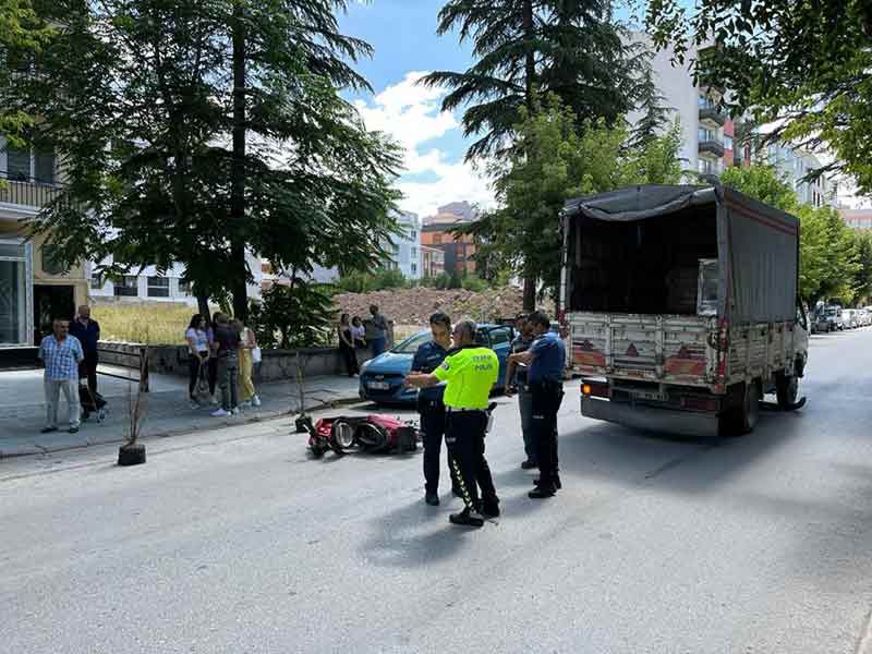 Eskişehir’de yolun sağında park halinde bulunan bir otomobilin açılan kapısına çarparak yola devrilen ve kamyonun altında kalan elektrikli bisiklet sürücüsü ağır yaralandı. Kaza anı güvenlik kameralarına yansıdı.