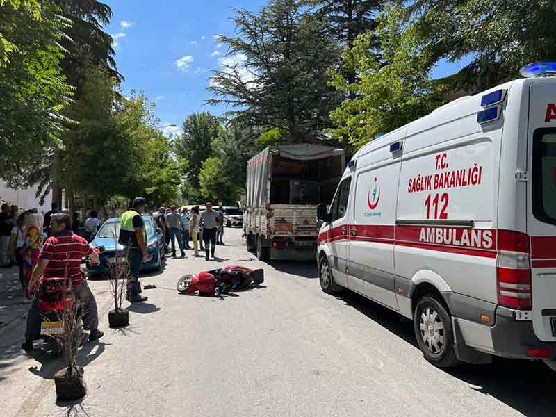 Eskişehir’de yolun sağında park halinde bulunan bir otomobilin açılan kapısına çarparak yola devrilen ve kamyonun altında kalan elektrikli bisiklet sürücüsü ağır yaralandı. Kaza anı güvenlik kameralarına yansıdı.